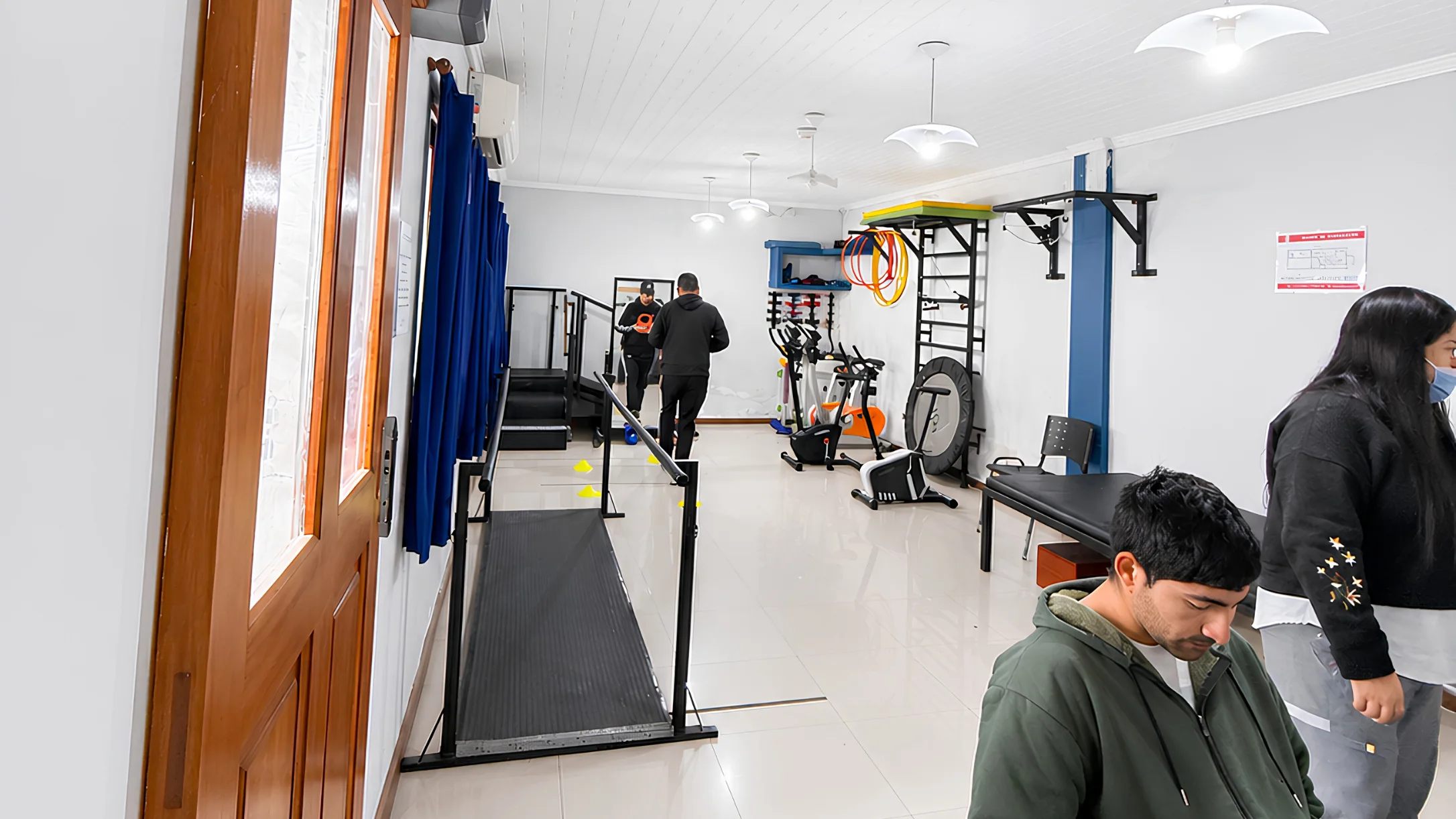 Gimnasio adaptado con rampa, escalera de rehabilitación y espaldera